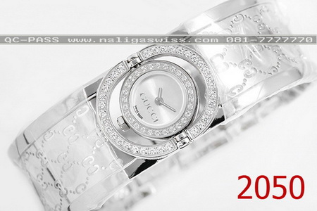 GUCCI Twirl Collection Stainless Steel ขอบเพชร หน้าปัดขาว (Lady Size) รุ่นนี้เป็นนาฬิกาที่ออกแบบแนวกำไลครับ
