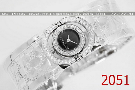 GUCCI Twirl Collection Stainless Steel ขอบเพชร หน้าปัดดำ (Lady Size) รุ่นนี้เป็นนาฬิกาที่ออกแบบแนวกำไลครับ
