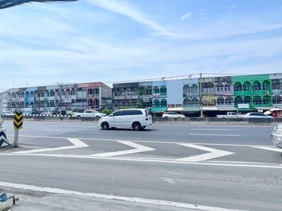 ให้เช่าอาคารพาณิชย์ 4 ชั้นครึ่ง ถนนพหลโยธิน ใกล้BTSสายหยุด