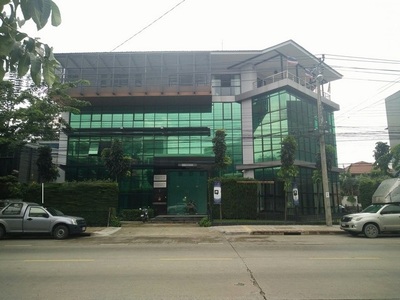 ให้เช่าอาคารสำนักงาน 4 ชั้น 1,700 ตร.ม. พร้อมที่พักชั้นบน ซอยคู้บ 30-03-2026