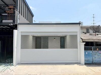 ป้ายระวังพื้นต่างระดับ-กรุณาถอดรองเท้า