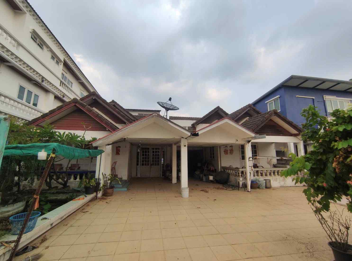 ขายบ้านแฝด 2 หลัง 124 ตร.ว. ทำเลศักยภาพอ่อนนุช-ประเวศ