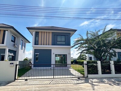 ให้เช่าบ้านเดี่ยว 2 ชั้น พร้อมเฟอร์นิเจอร์บางส่วน สวนสวยรอบบ้าน